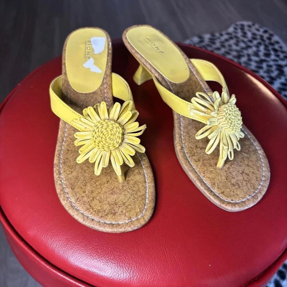 Vintage Fioni Yellow Flower Kitten Heels Y2K Platform Sandals🌻